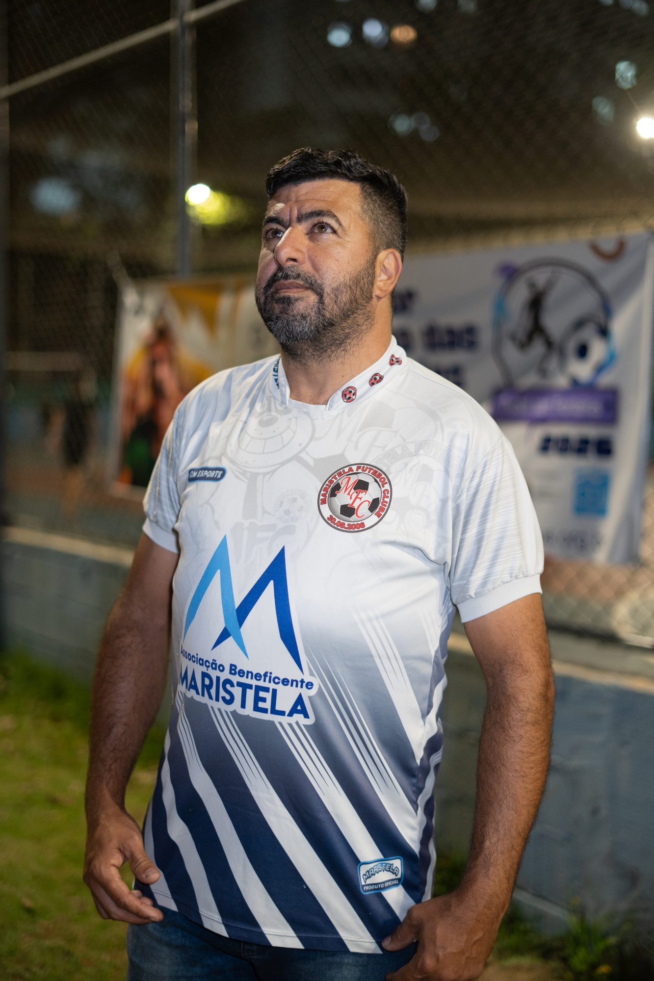 Homem com a camisa da Associação Beneficente Maristela