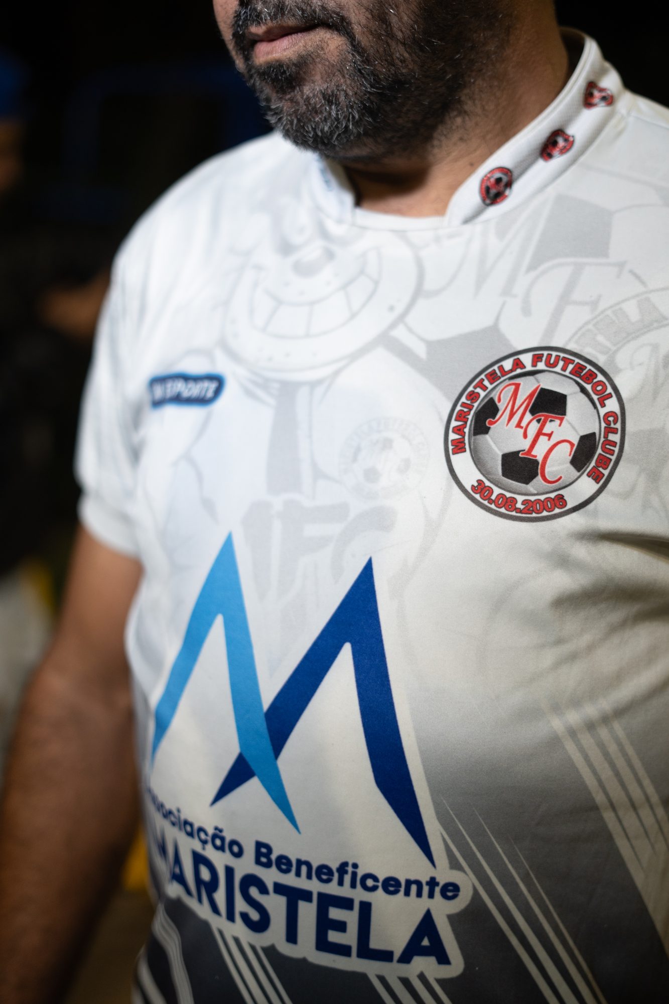 Detalhe do M da Maristela na camisa do evento